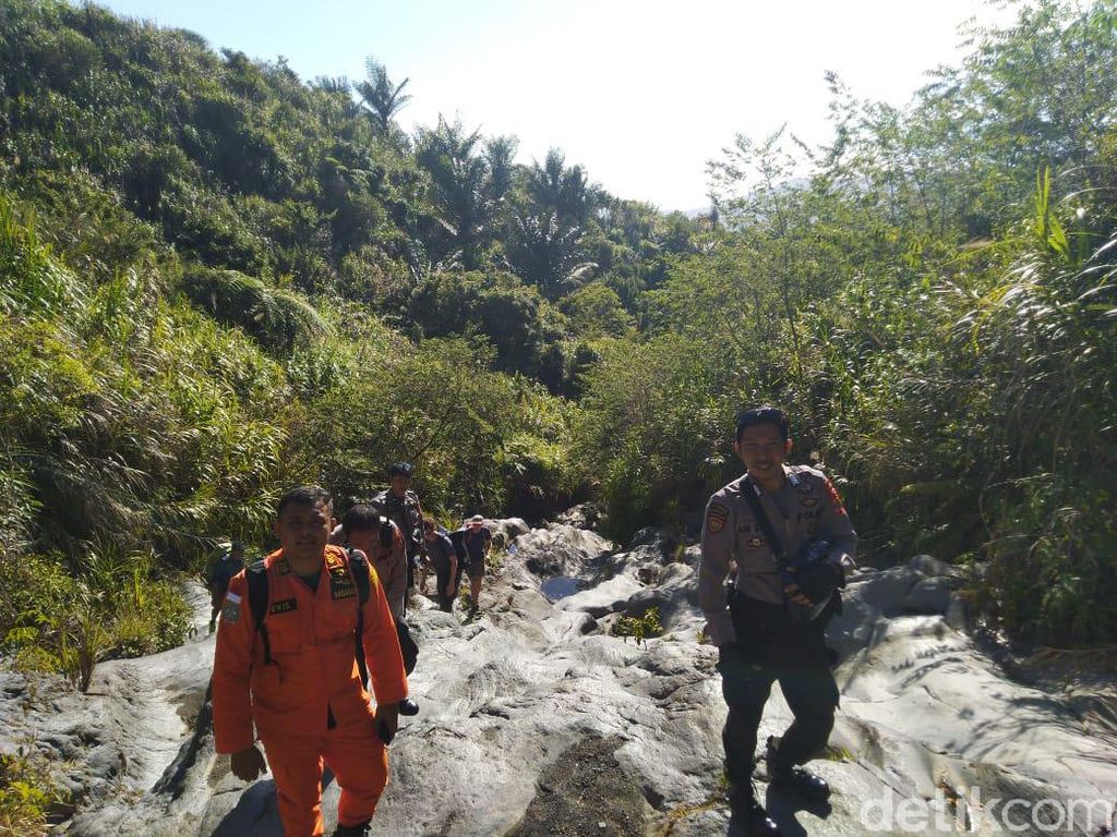 2 Turis Jerman yang Hilang di Gunung Lokon Ditemukan 2 Turis Jerman yang Hilang di Gunung Lokon Ditemukan