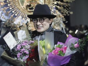 Bentuk Indah Tiara Rancangan Rinaldy Yunardi Dipakai Paris Hilton Bentuk Indah Tiara Rancangan Rinaldy Yunardi Dipakai Paris Hilton
