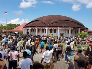 Warga Geruduk Kantor DPRD Kabupaten Nabire Tolak Aksi Rasisme