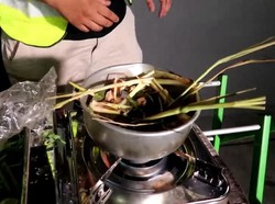 Tutorial Masak Super Ngaco, Dua Pria Ini Masak Sup Ayam Adem Sari