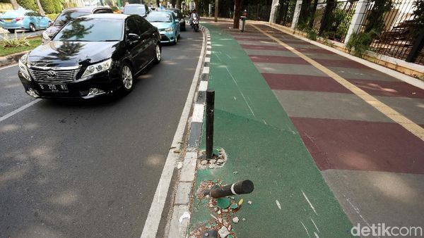 Trotoar  Kawasan Sudirman-Senayan Mulai Tidak Terawat