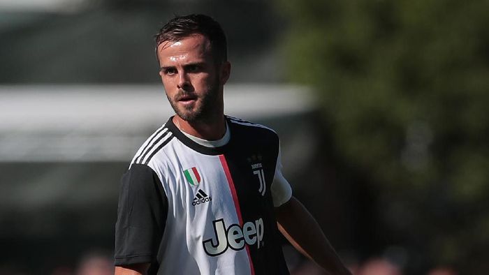 Paris Saint-Germain coba incar Miralem Pjanic dari Juventus. (Foto: Emilio Andreoli/Getty Images) Paris Saint-Germain coba incar Miralem Pjanic dari Juventus. (Foto: Emilio Andreoli/Getty Images)