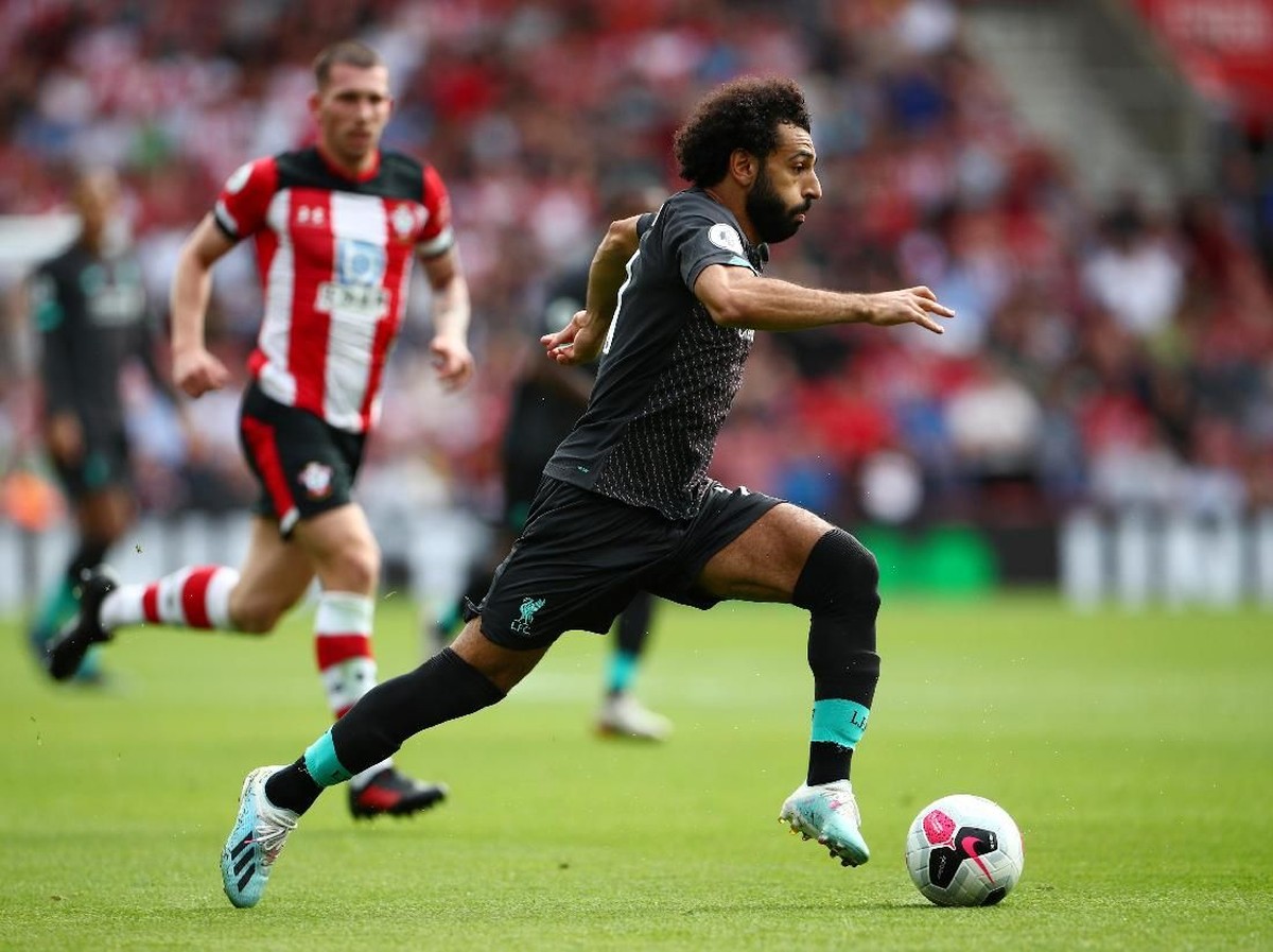 Mohamed Salah berlari di atas air untuk mempromosikan sepatu Adidas terbaru (Hannah McKay/Reuters)