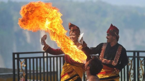 Terpukau Atraksi Budaya Panorama Ngarai Sianok