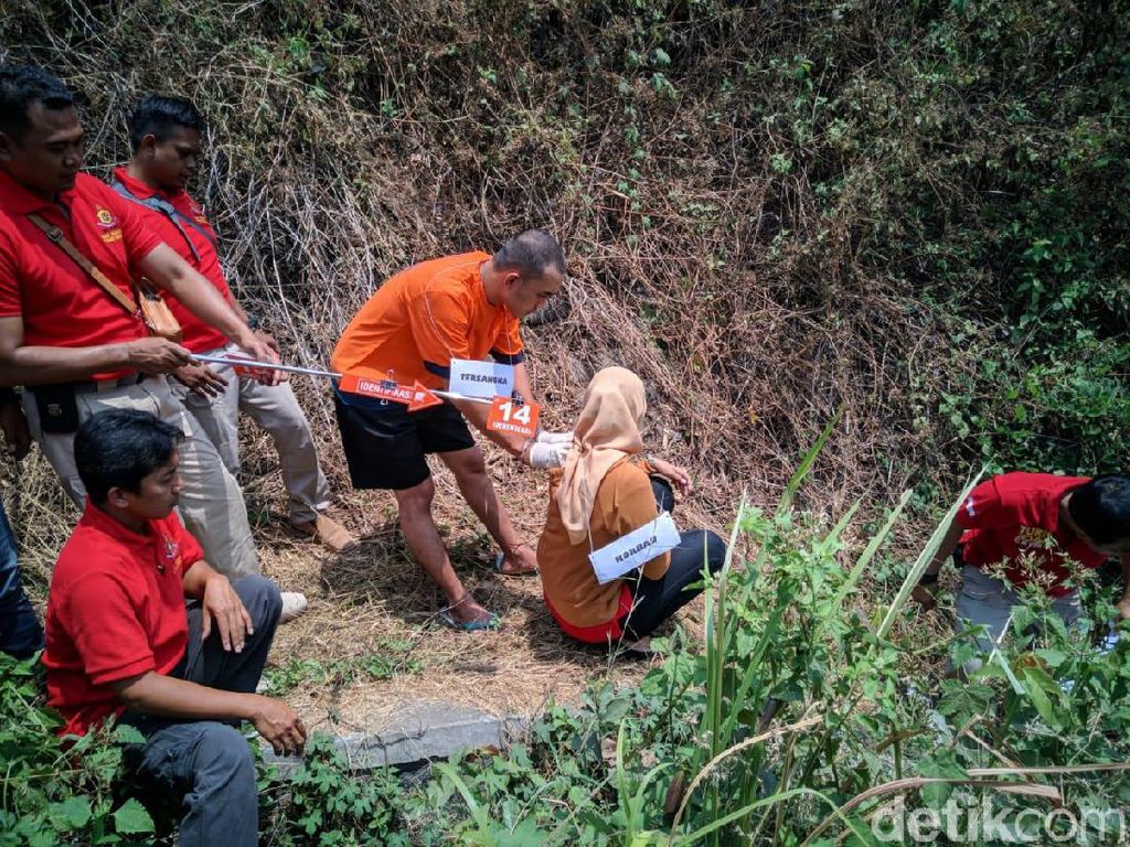 Kasus Pembunuhan Wanita Hamil 6 Bulan di Ponorogo Direkonstruksi Kasus Pembunuhan Wanita Hamil 6 Bulan di Ponorogo Direkonstruksi