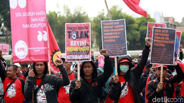 Aksi Buruh Tolak Revisi UU Ketenagakerjaan di Depan DPR