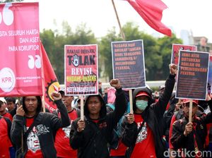 Aksi Buruh Tolak Revisi UU Ketenagakerjaan di Depan DPR