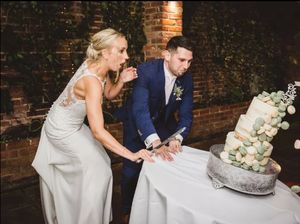 Waduh! Kue Pengantin Ini Terjatuh Saat Akan Dipotong Mempelai