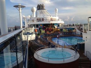 Liburan Naik Salah Satu Kapal Pesiar Terbesar Sedunia