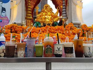 Wah, Kini Bubble Tea Jadi Minuman Persembahan di Kuil!