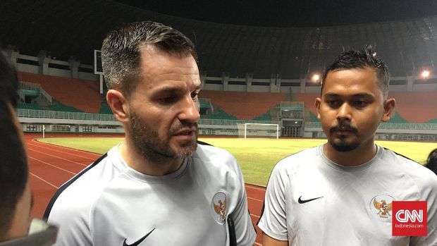 Simon McMenemy jelaskan panggil enam pemain naturalisasi.