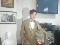 Jelang Resepsi, Roger Danuarta Fitting Jas Pengantin Ditemani Cut Meyriska