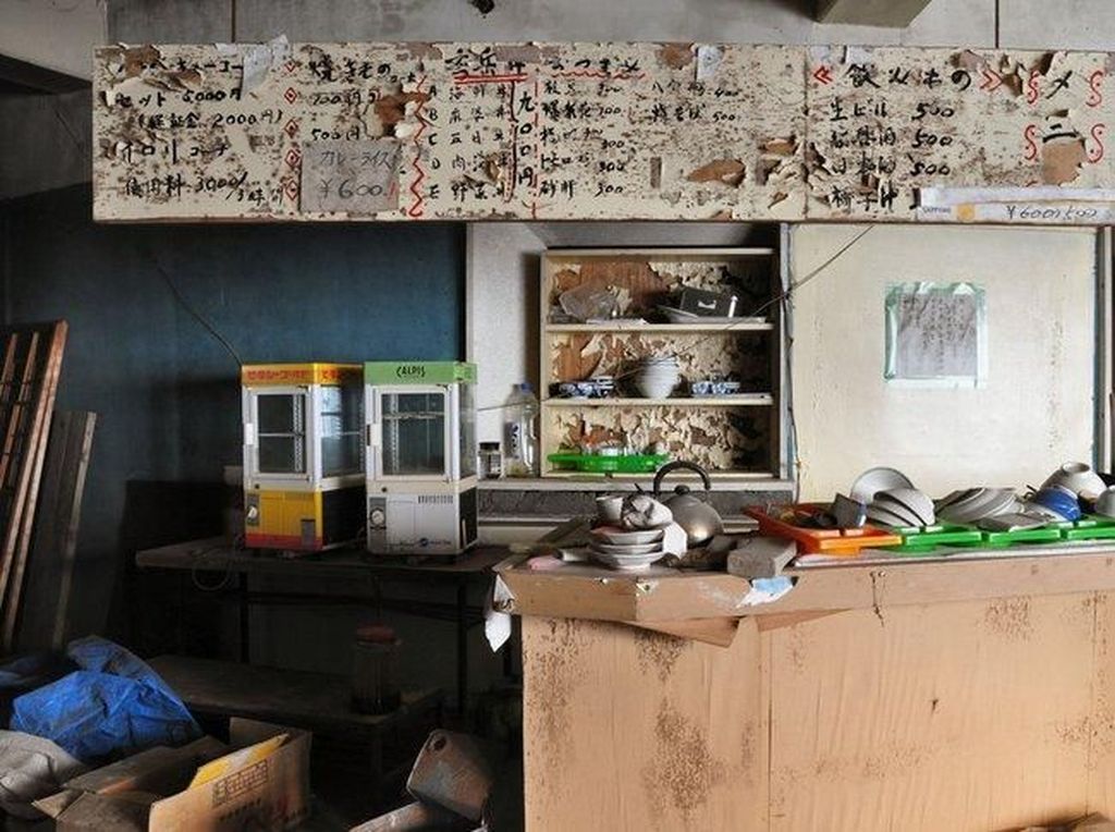 Ditinggalkan Begitu Saja, Barisan Restoran Ini Dibiarkan Hancur
