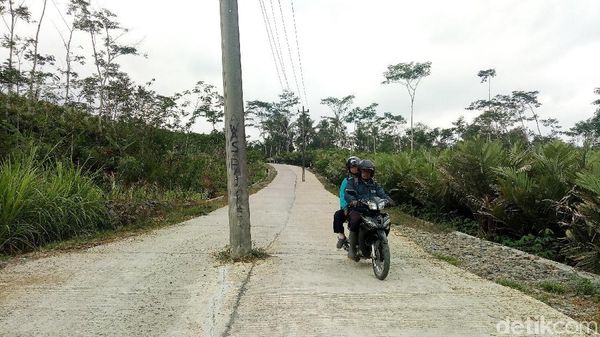 Tiang di Tengah Jalan Banjarnegara Ini Bahayakan Pengguna Jalan