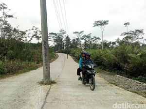 Tiang di Tengah Jalan Banjarnegara Ini Bahayakan Pengguna Jalan
