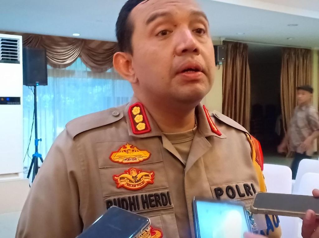 Nyamar Jadi Pelajar, Sekuriti Ditangkap Polisi Hendak Ikut Demo DPR Nyamar Jadi Pelajar, Sekuriti Ditangkap Polisi Hendak Ikut Demo DPR