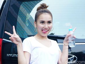 Netizen Bilang Ayu Ting Ting Sering Jinjit Kala Pose Bareng Artis Lain