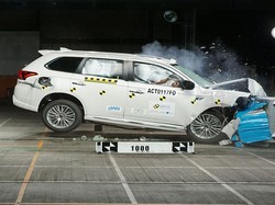Mitsubishi Outlander PHEV Dapat Lima Bintang saat Diuji Tabrak