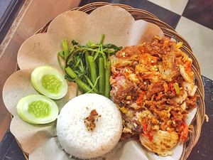 Ada Ayam Goreng dan Es Latte Enak Menanti di Dekat Halte Dukuh Atas Ada Ayam Goreng dan Es Latte Enak Menanti di Dekat Halte Dukuh Atas
