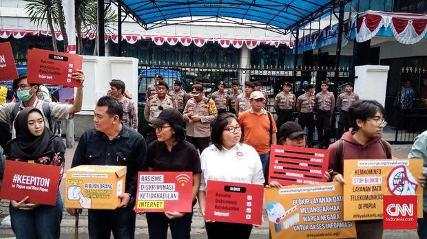 Demo pencabutan blokir internet Papua di kantor Kemenkominfo di Jakarta Pusat, Jumat (23/8).