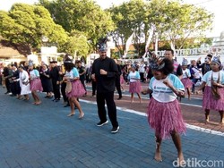 Pemkot Probolinggo Rangkul Pelajar dan Mahasiswa Papua dengan Gerak Jalan