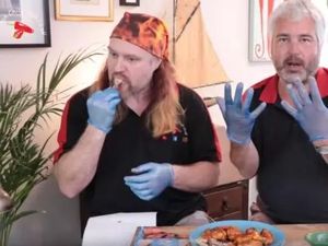 Kalau Mau Makan Chicken Wings Super Pedas Ini Wajib Pakai Sarung Tangan!