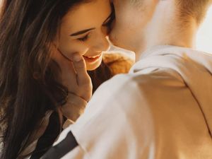 Startup China Bikin Alat Ciuman Jarak Jauh, Minat Coba?