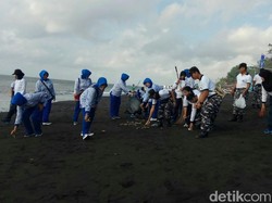 Ratusan Warga Banyuwangi Bersih-bersih Pantai dan Laut