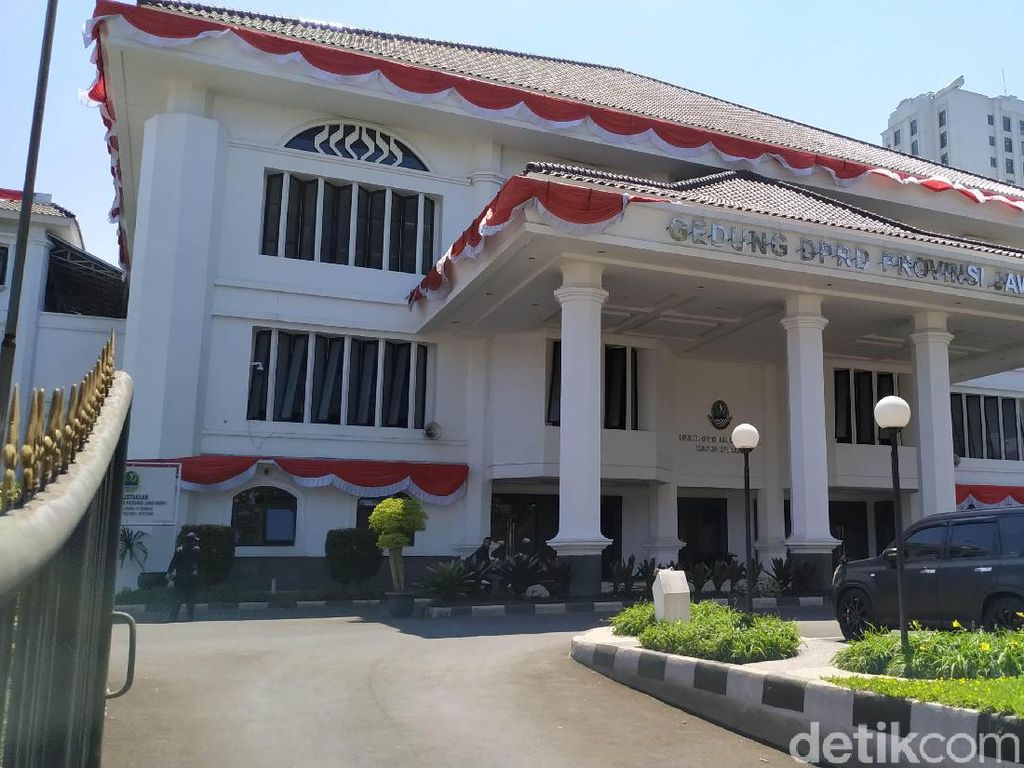 Pin Emas untuk DPRD Jabar: Atribut Melekat hingga Apresiasi Pin Emas untuk DPRD Jabar: Atribut Melekat hingga Apresiasi