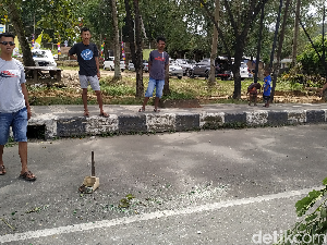 Polisi dan Warga Sorong Bersihkan Puing Bekas Kerusuhan di Jalan