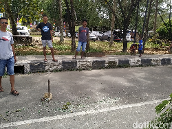 Polisi dan Warga Sorong Bersihkan Puing Bekas Kerusuhan di Jalan