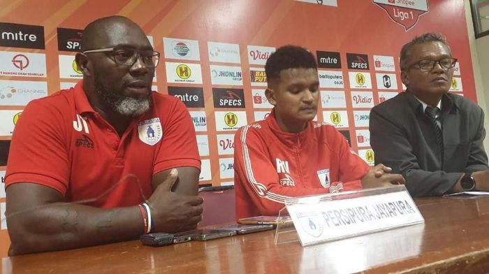 Jacksen F. Tiago minta maaf setelah Persipura menggasak Barito Putera. (Foto: Jeka Kampai) Jacksen F. Tiago minta maaf setelah Persipura menggasak Barito Putera. (Foto: Jeka Kampai)