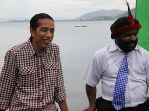 Kisah Persahabatan Kepala Suku Dani dengan Jokowi Kisah Persahabatan Kepala Suku Dani dengan Jokowi