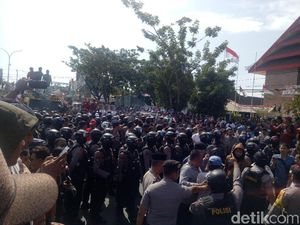 Pendukung Gubernur Sulsel Geruduk DPRD: Tidak Ada Pemakzulan! Pendukung Gubernur Sulsel Geruduk DPRD: Tidak Ada Pemakzulan!