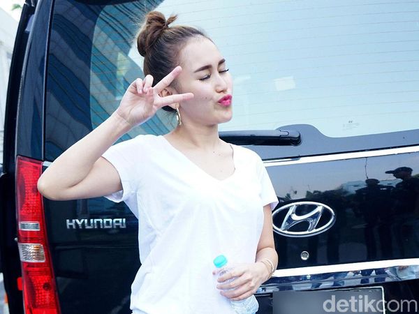 Pose Gadis Instagram Ala Ayu Ting Ting