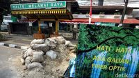 Trotoar dan Badan Jalan di Melawai Dikotori Galian Tanah
