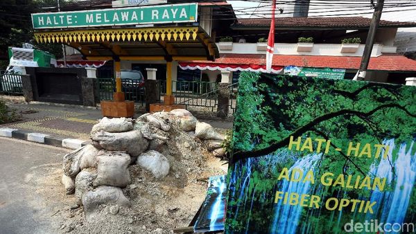 Trotoar dan Badan Jalan di Melawai Dikotori Galian Tanah
