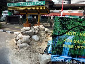 Trotoar dan Badan Jalan di Melawai Dikotori Galian Tanah