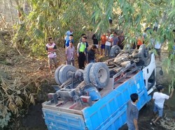 Truk Pengangkut Pasir Terjun ke Sungai di Sragen, Sopir Tewas