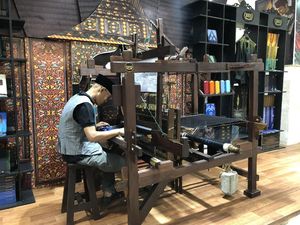 Kolaborasi SOGO dan BHS Lestarikan Produksi Sarung Tenun Lokal Kolaborasi SOGO dan BHS Lestarikan Produksi Sarung Tenun Lokal