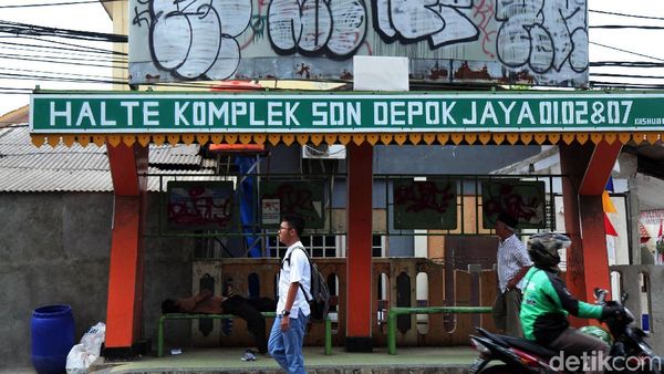 Halte Komplek SDN Depok Jaya Dipenuhi Coretan