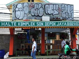 Halte Komplek SDN Depok Jaya Dipenuhi Coretan