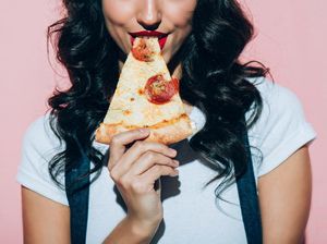 4 Cara Makan Pizza yang Bisa Menggambarkan Kepribadian Kamu 4 Cara Makan Pizza yang Bisa Menggambarkan Kepribadian Kamu