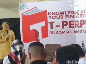 Risma Borong Buku untuk Anak-anak Papua
