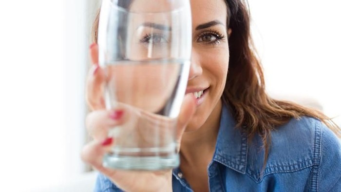 Air dingin atau hangat ternyata sama baiknya untuk kesehatan tubuh. Foto: iStock Air dingin atau hangat ternyata sama baiknya untuk kesehatan tubuh. Foto: iStock