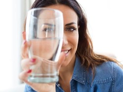 Dokter Kulit Ini Bantah Klaim Minum Air 8 Gelas Sehari Bisa Bikin Awet Muda