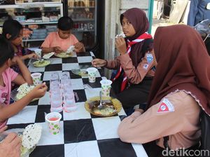Warga Korban Lumpur Sediakan Makan Siang Gratis Usai Salat Jumat