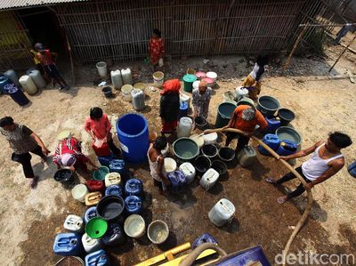 Kekeringan! Warga Kabupaten Bekasi Antre Air Bersih