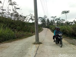 Ada Tiang Listrik di Tengah Jalan di Banjarnegara, Lho Kok Bisa?