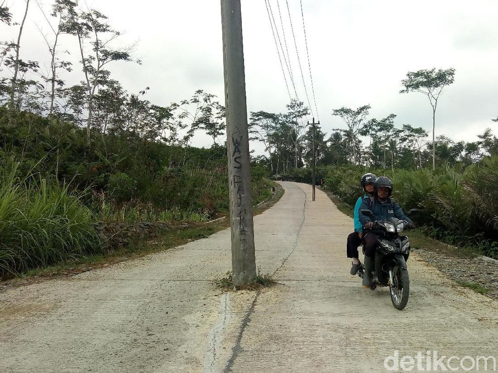 Ada Tiang Listrik di Tengah Jalan di Banjarnegara, Lho Kok Bisa? Ada Tiang Listrik di Tengah Jalan di Banjarnegara, Lho Kok Bisa?